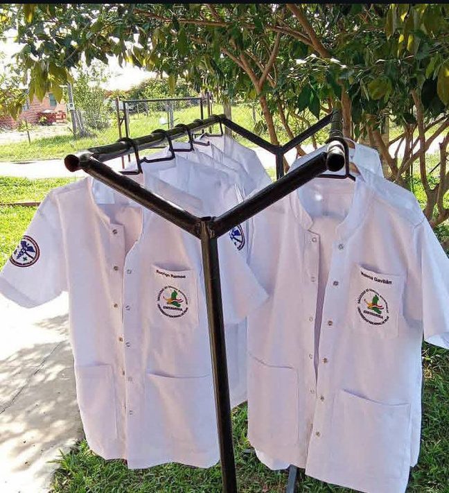 Uniformes corporativos blancos bordados